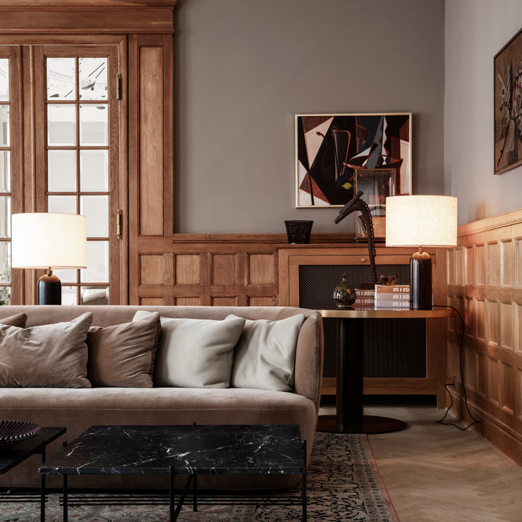 Gravity er skulpturell og elegant lampe, som passer i en stue eller på et soverom, eller hvor som helst du trenger et vakkert lys.