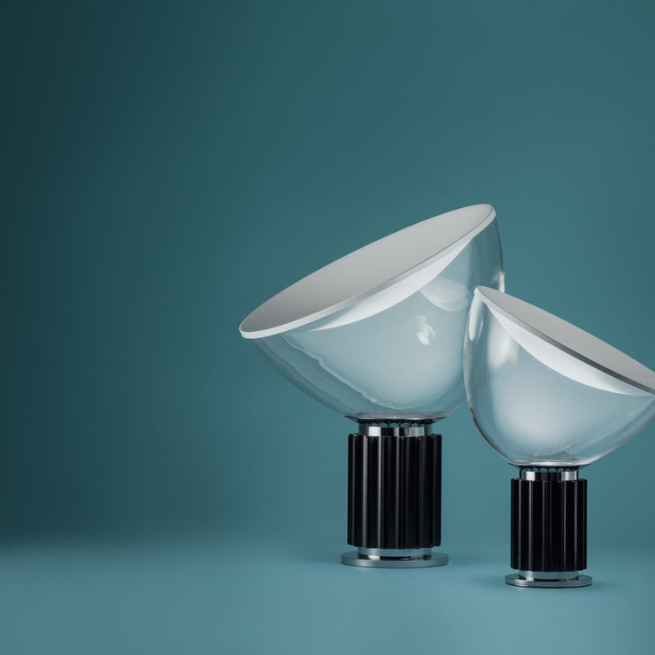 Dette er en liten versjon av den originale lampen som er kjent for sin store, runde glasskjerm som lyset vakker kommer gjennom.