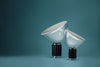 Dette er en liten versjon av den originale lampen som er kjent for sin store, runde glasskjerm som lyset vakker kommer gjennom.