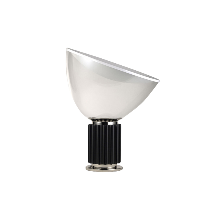 Den ikoniske og skulpturelle bordlampen Taccia, fra Flos, ble designet i 1958 av de legendariske designerne Achille og Pier Giacomo Castiglioni.