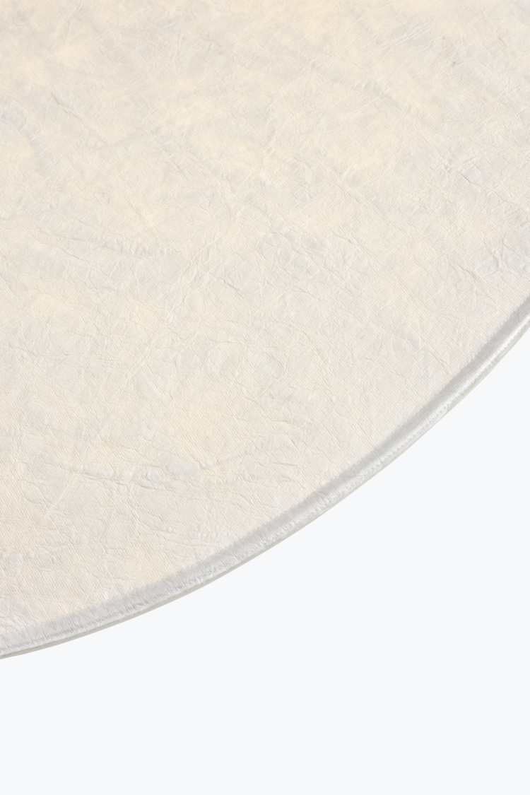 Skjermen er laget av et nytt type materiale kalt tyvek, som er både slitesterkt og 100 % resirkulerbart, og den papirlignende følselsen materialet gir skaper et behagelig lys som spres jevnt.