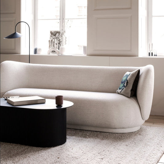 Teppet skaper en lun, klassisk og varm følelse, og passer perfekt under sofaen din i stuen eller på soverommet ditt.