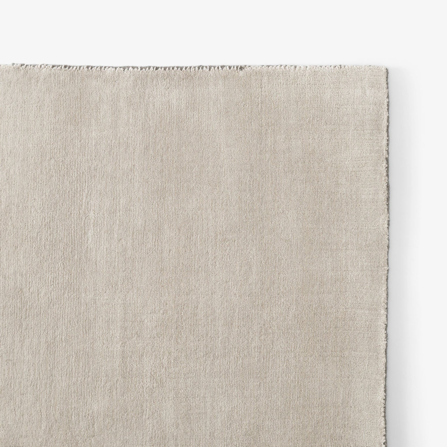 Teppet The Moor Rug fra andTradition i fargen Beige Dew, uten frynser
