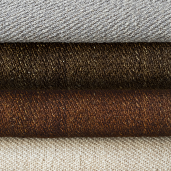 Fargene på gulvteppene i Found Rug-serien har farger som henter inspirasjon i naturen. Teppene er laget i ren ull, og kommer i rustrød, grønn, grå og beige. 