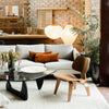 Eames Plywood LCM loungestol i ask fra Vitra er et nydelig møbel til stuen din. Akari-lampene i bakgrunnen er designet av Isamu Noguchi, som ville gjenskape det myke og vakre sollyset, ved å filtrere lyset fra lyspæren gjennom det det japanske papiret, som har en ujevn struktur og varm fargenyanse.