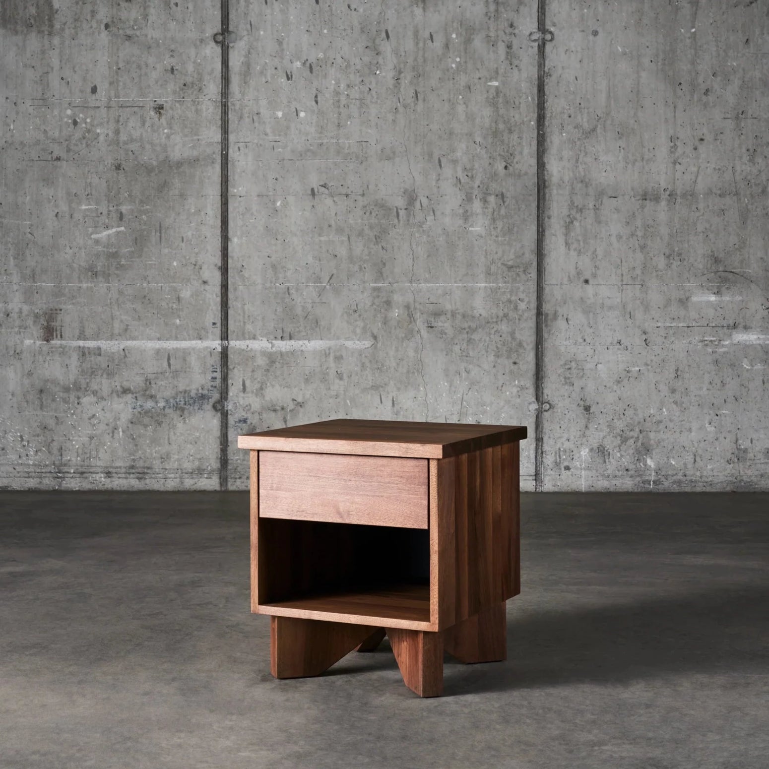 V Bedside Table fra Dusty Deco i valnøtt.