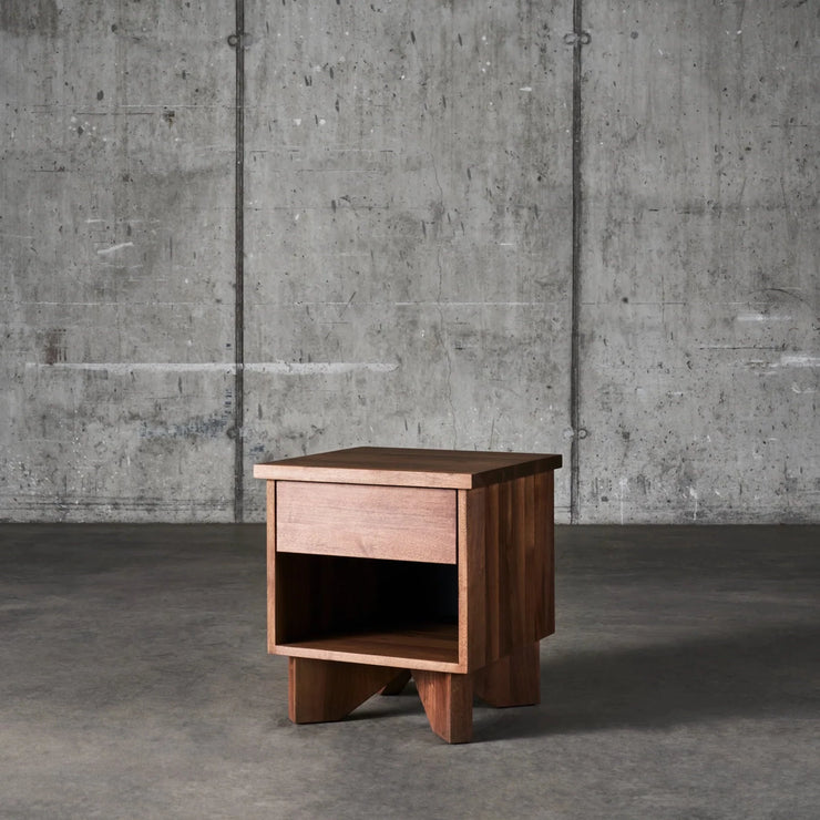 V Bedside Table fra Dusty Deco i valnøtt.