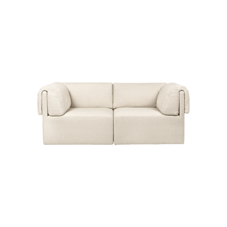 Wonder Sofa fra Gubi, er en moderne tolkning av 70-tallets loungemøbler. Sofaen er designet av stjerneduoen Space Copenhagen, og Wonder er en oppdatert, uformell, sjenerøs og leken modulsofa.