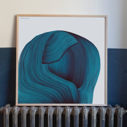 Ronan Bouroullec Drawing 4 er kvadratisk i form, med et petroleumfarget håndtegnet motiv.
