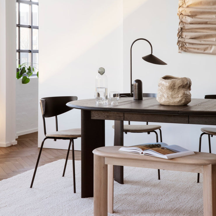 Benken Bevel fra Ferm Living er like fin til spisebordserien med samme navn, som til avlastning i gangen, stuen eller på soverommet! Finnes i hvitoljet eller svartoljet eik.