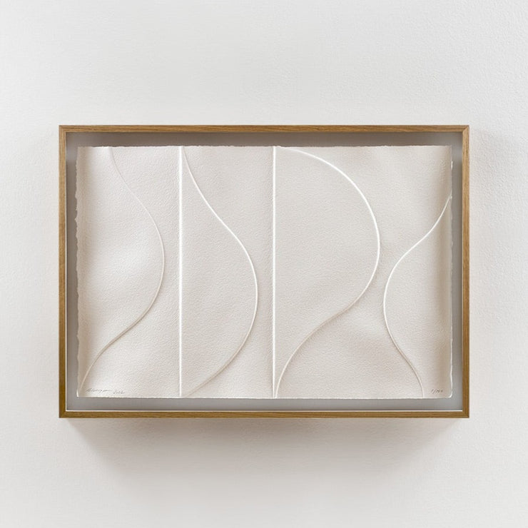 Blind Waves no.1 er håndlaget av Kristina Krogh på tykt, hvitt bomullspapir med revet kant, som gir papiret et mykere, autentisk uttrykk