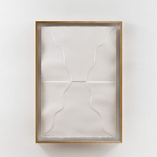 Blind Waves no. 2 er håndlaget av Kristina Krogh på tykt, hvitt bomullspapir med revet kant, som gir papiret et mykere, autentisk uttrykk