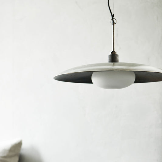 Den runde pendellampen har klassisk form og design, og er ideell å henge over et spisebord