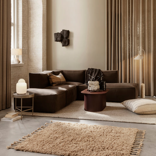 Catena fra Ferm Living er en hjemmekoselig, modulbasert sofa som er laget med et innovativt skum som sikrer maksimal komfort og holdbarhet. Alle modulene kommer i to ulike størrelser – i small og large.