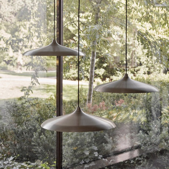 Circular lamp kommer også i fargen "Brushed Bronze"