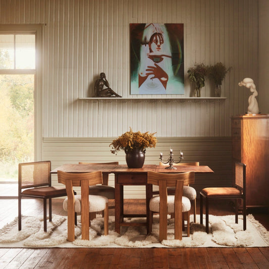 Stolen har er 'vintagelook' som passer superfint til både mørke og lyse trebord, gjerne i samspill med andre typer stoler.