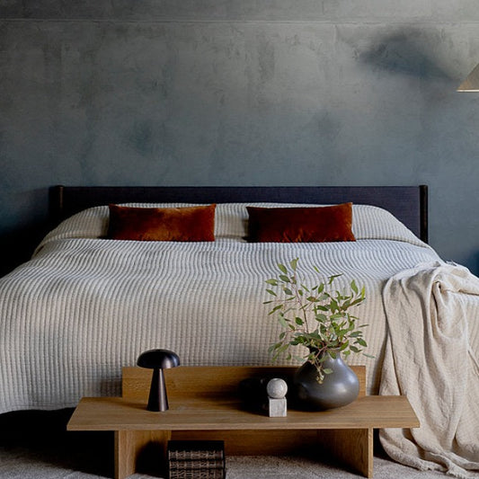 De avlange putene fra Christina Lundsteen er perfekte kontraster til sengen