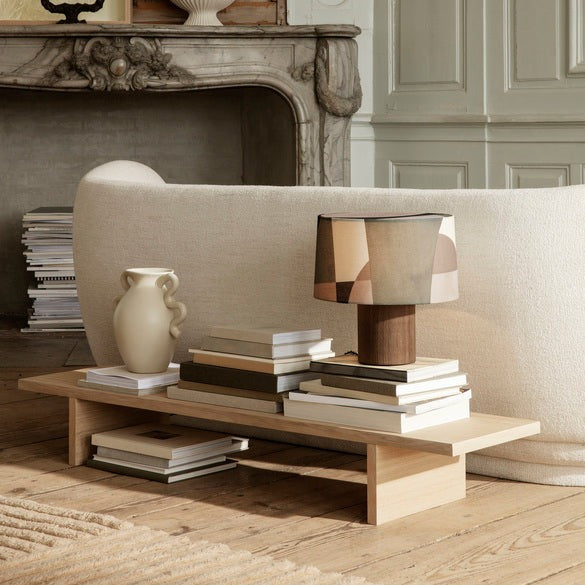 Kona Display Table fra Ferm Living er superfin å bruke bak en sofa eller foran en seng!