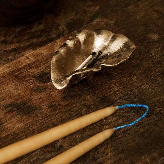 Bollen er laget i ren messing, som er en herlig kontrast til den naturlige, organiske formen