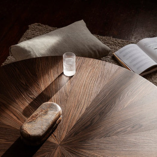 Vi liker det enkle designet og synes det rifflede glasset blir ekstra nydelig når det står på Post coffe table, også fra Ferm Living.