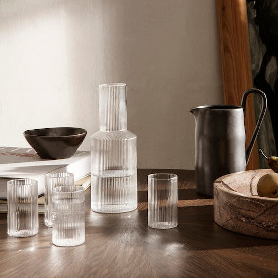 Glassen er fine både til hverdag og fest Her sammen med Ripple karaffel