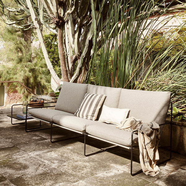 3-seter utesofa Desert Dolce i Dark Sand / gråbeige med svart understell fra Ferm Living.