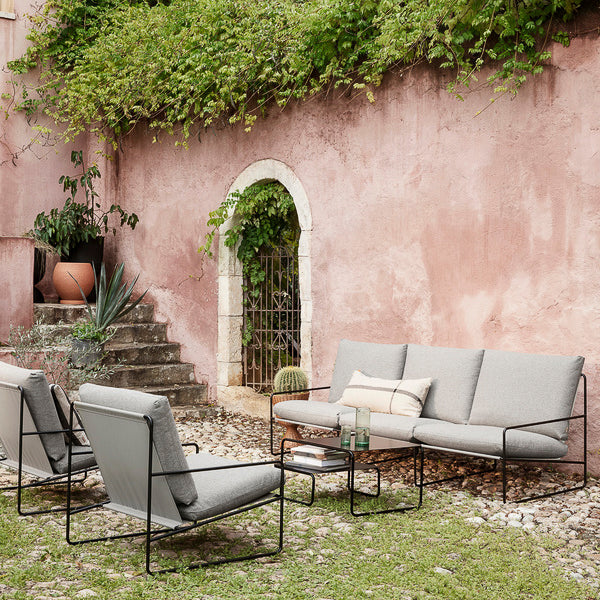 Utesofa Desert Dolce i Dark Sand / gråbeige med svart understell fra Ferm Living.