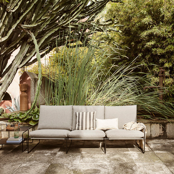 3-seter utesofa Desert Dolce i Dark Sand / gråbeige med svart understell fra Ferm Living.