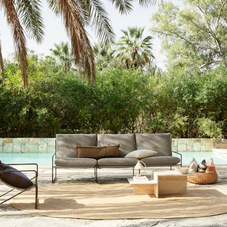 Skap et hyggelig lounge-område med Desert-sofaen, der det er god plass til å lese bok, sole seg, eller til å samle familie og venner