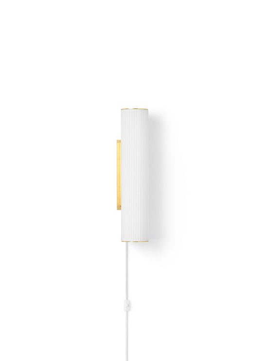 Vuelta vegglampe med detaljer i messing