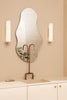 Vakker vegglampe i rillet glass, med detaljer i messing eller rustfritt stål