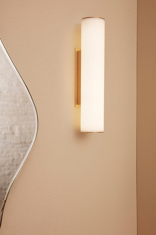 Vakker vegglampe i rillet glass, med detaljer i messing eller rustfritt stål