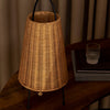 Bordlampe Porti Braided lamp er en nytolkning formen og funksjonen i en tradisjonelllykt.
