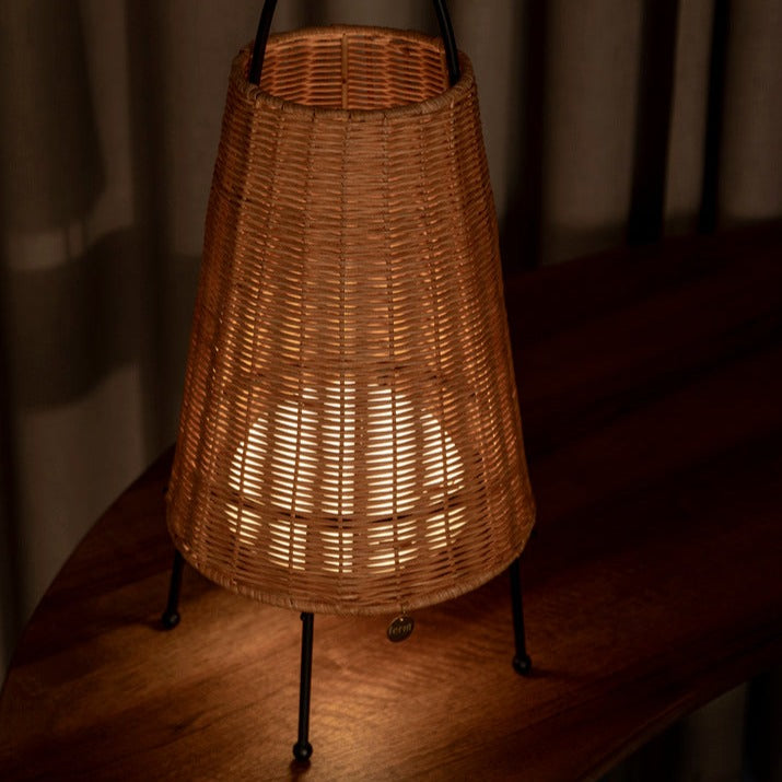 Lampen er oppladbar, og har et varmt og mykt lys som kan dimmes med touchbryter