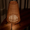 Lampen er oppladbar, og har et varmt og mykt lys som kan dimmes med touchbryter