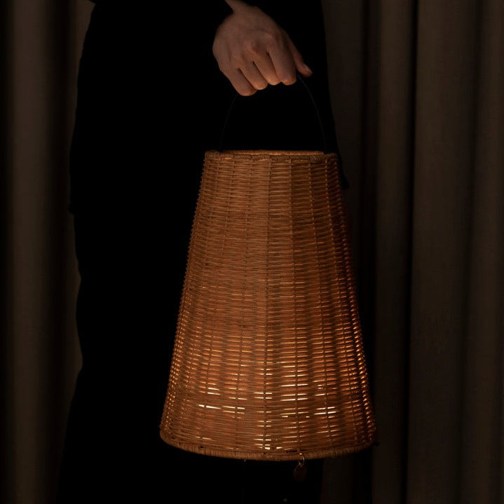 Lampen har et hendig håndtak, og er lett å ta med seg. 