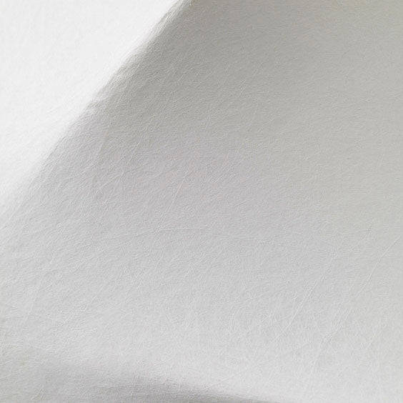 Lampen er laget i en intrikat prosess ved å spraye et polymer over formstøpt aluminiumsbase, en teknikk som gir en gjennomskinnelig skjerm med et mykt, diffust lys. 