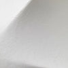 Lampen er laget i en intrikat prosess ved å spraye et polymer over formstøpt aluminiumsbase, en teknikk som gir en gjennomskinnelig skjerm med et mykt, diffust lys. 