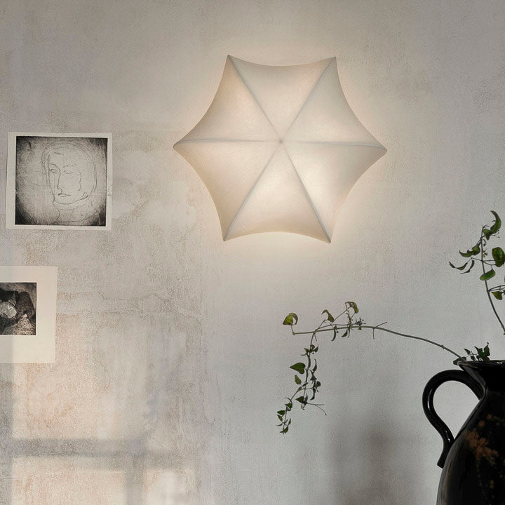 Poem er dekorativ lampe til veggen eller taket. 