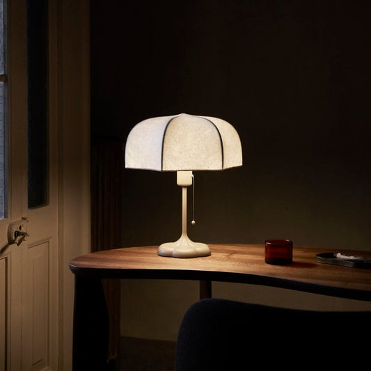 Skjermen sørger for et diffust og mykt lys. Bordlampe Poem Table Lamp i fargen med understell i fargen cashmere. 