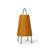 Bordlampe Porti Braided har en flettet skjerm i rotting. 