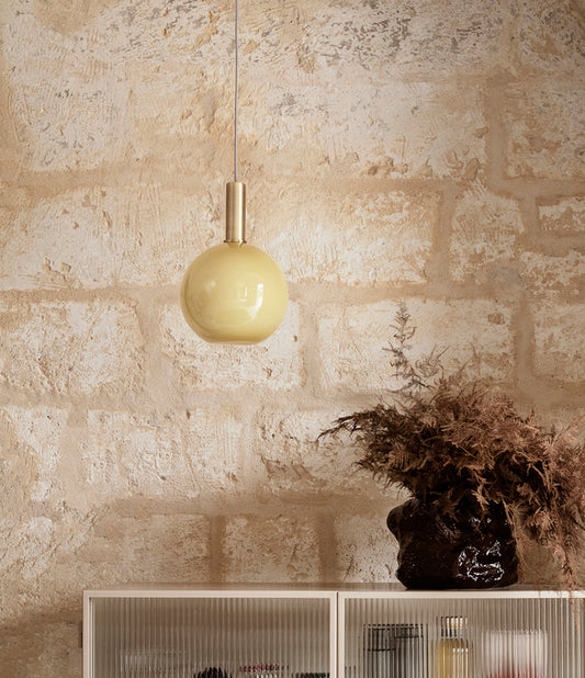 Pendellampe med messingsokkel og kuppel i farget glass, farge Southern Moss.