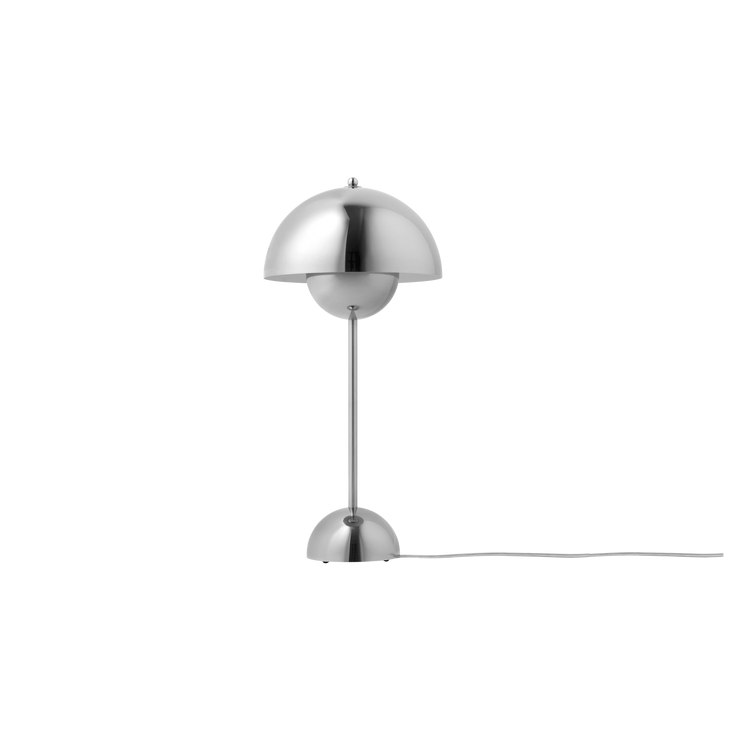 Bordlampen Flowerpot fra &amp;tradition, ble designet av den legendariske Verner Panton i 1969. Selv om Panton designet for samtiden og utfordret alt som var av konversjonelle rammer, har designet hans blitt stående som evige og superkule klassikere.