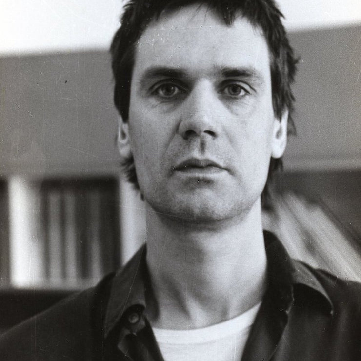 George Sowden er født i Leeds, UK, og flyttet til Milano for å åpne sitt eget designstudio i 1980. I 1981 var han med å grunnlegge det toneangivende design- og arkitekturgruppen Memphis, og i 2010 startet han sitt eget designbrand Sowden. Dekortegningene hans er resultatet av et kontinuerlig forskningsprosjekt som han startet på 70-tallet.