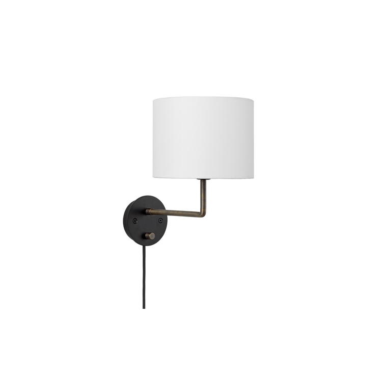 Du kan velge mellom to ulike lampesjermer, hvit eller canvas.