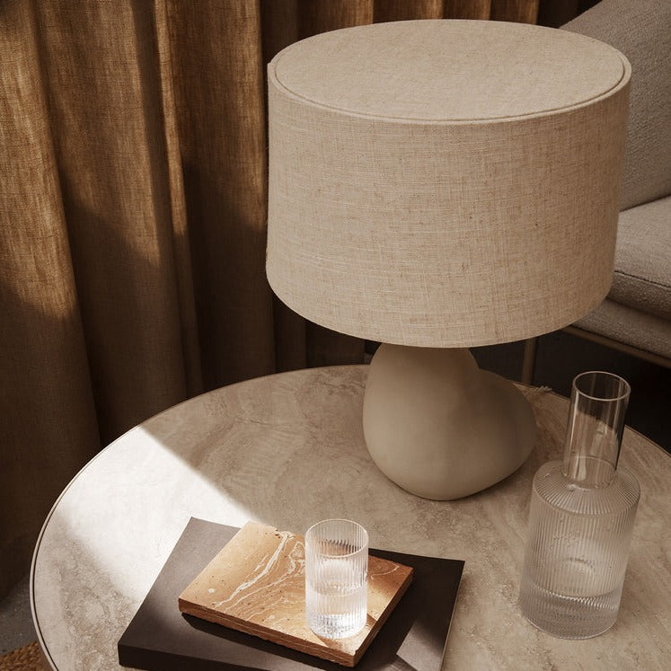 Bordlampe Hebe small i off-white keramikk med linskjerm fra Ferm Living