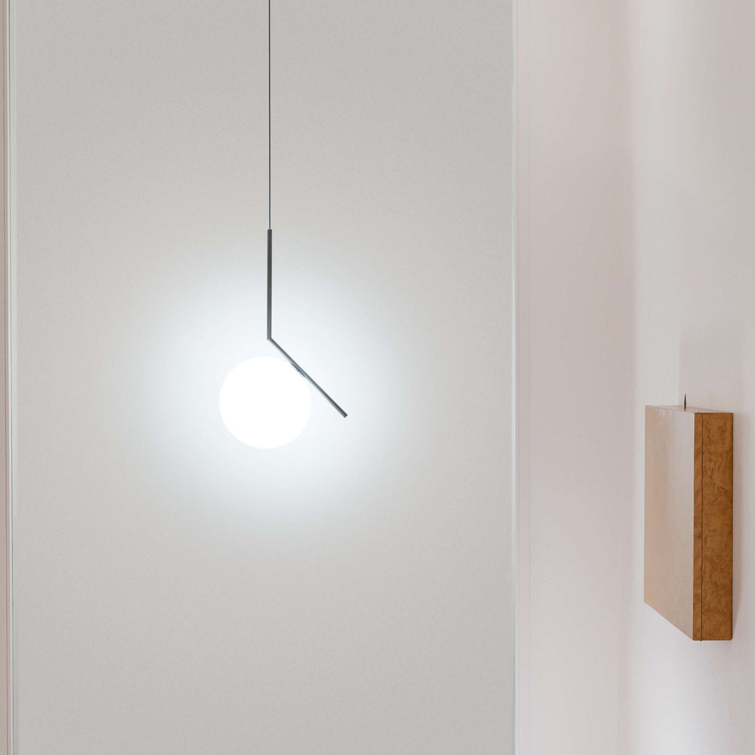 Lampen kommer også i messing og krom