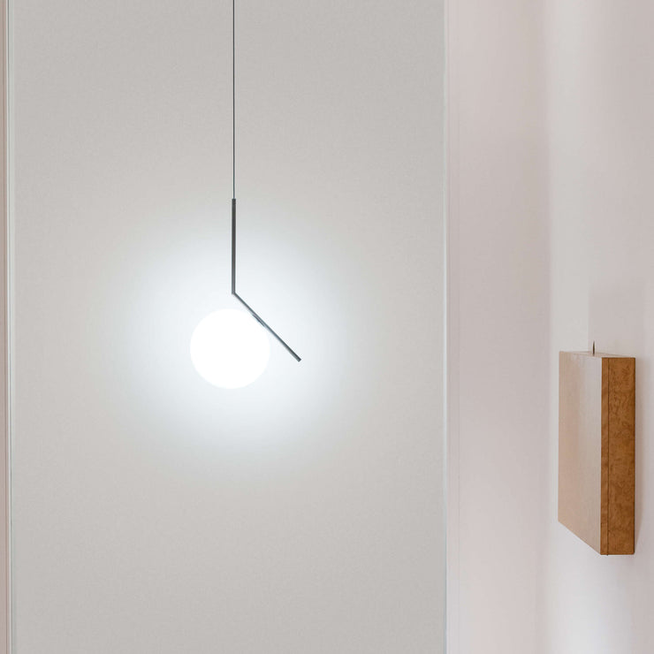 Lampen kommer også i messing og krom