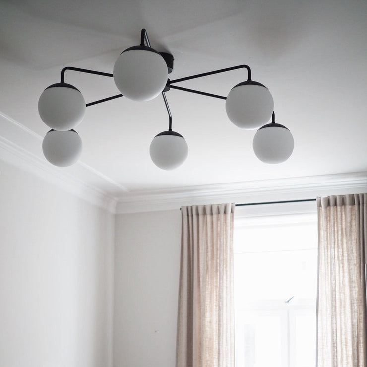 Lampen henger ikke lengre enn ca 40 cm ned fra taket, og passer derfor også fint i rom med vanlig takhøyde.
