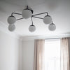 Lampen henger ikke lengre enn ca 40 cm ned fra taket, og passer derfor også fint i rom med vanlig takhøyde.